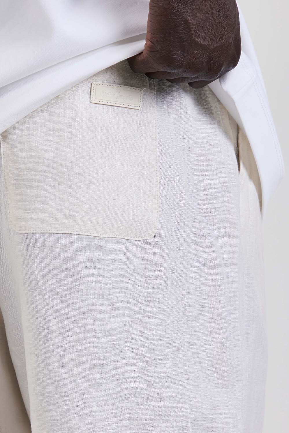 תמונת תקריב דוגמן של מכנסיים קצרים מפשתן