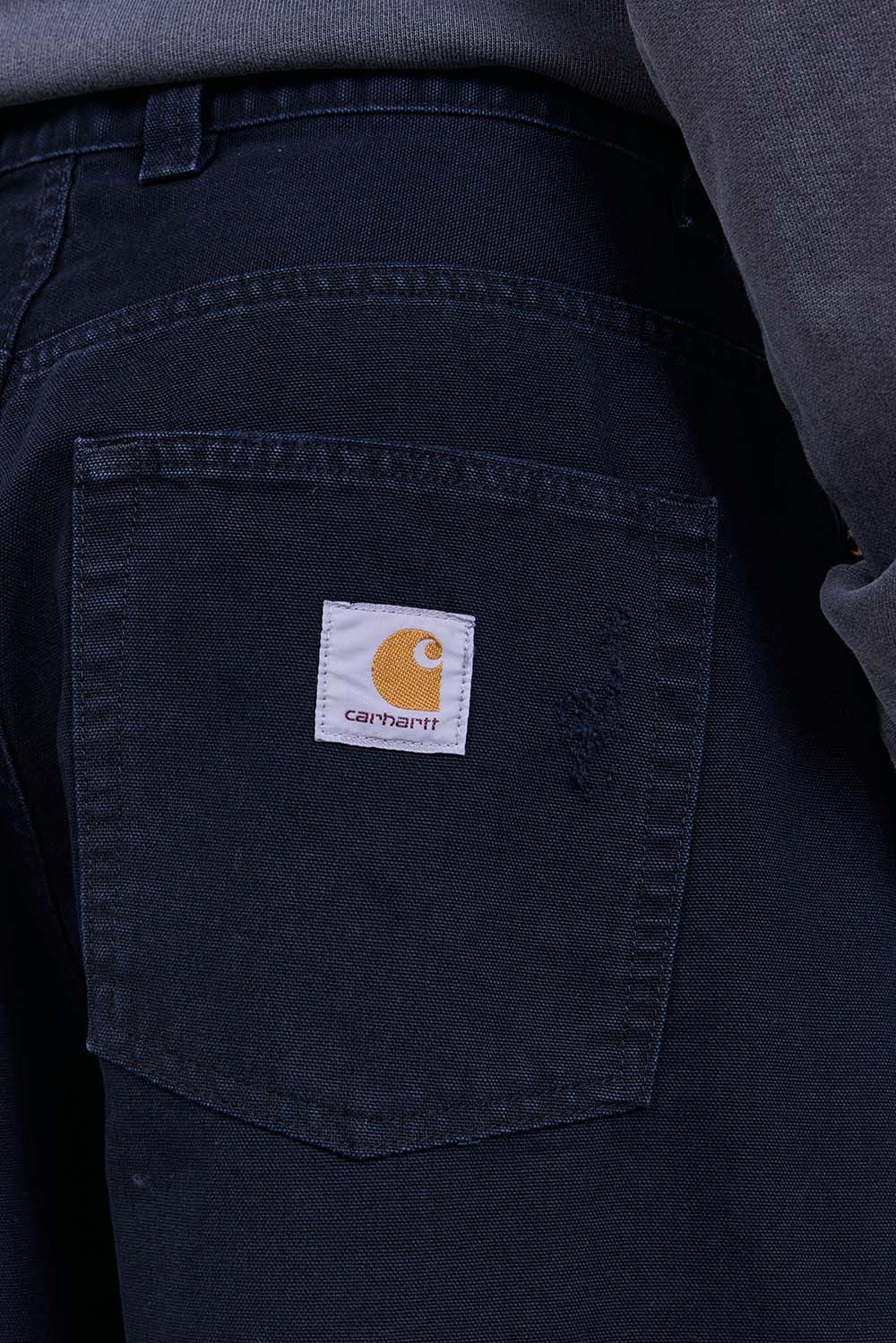 תמונת תקריב דוגמן של מכנסיים ארוכים ברנדון