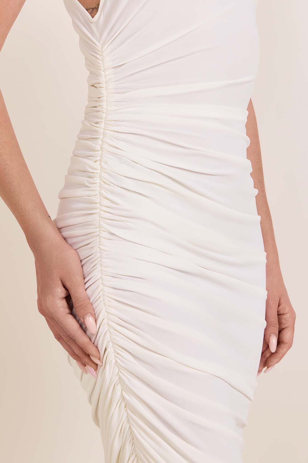 תמונת תקריב דוגמן של שמלת מקסי א-סימטרית