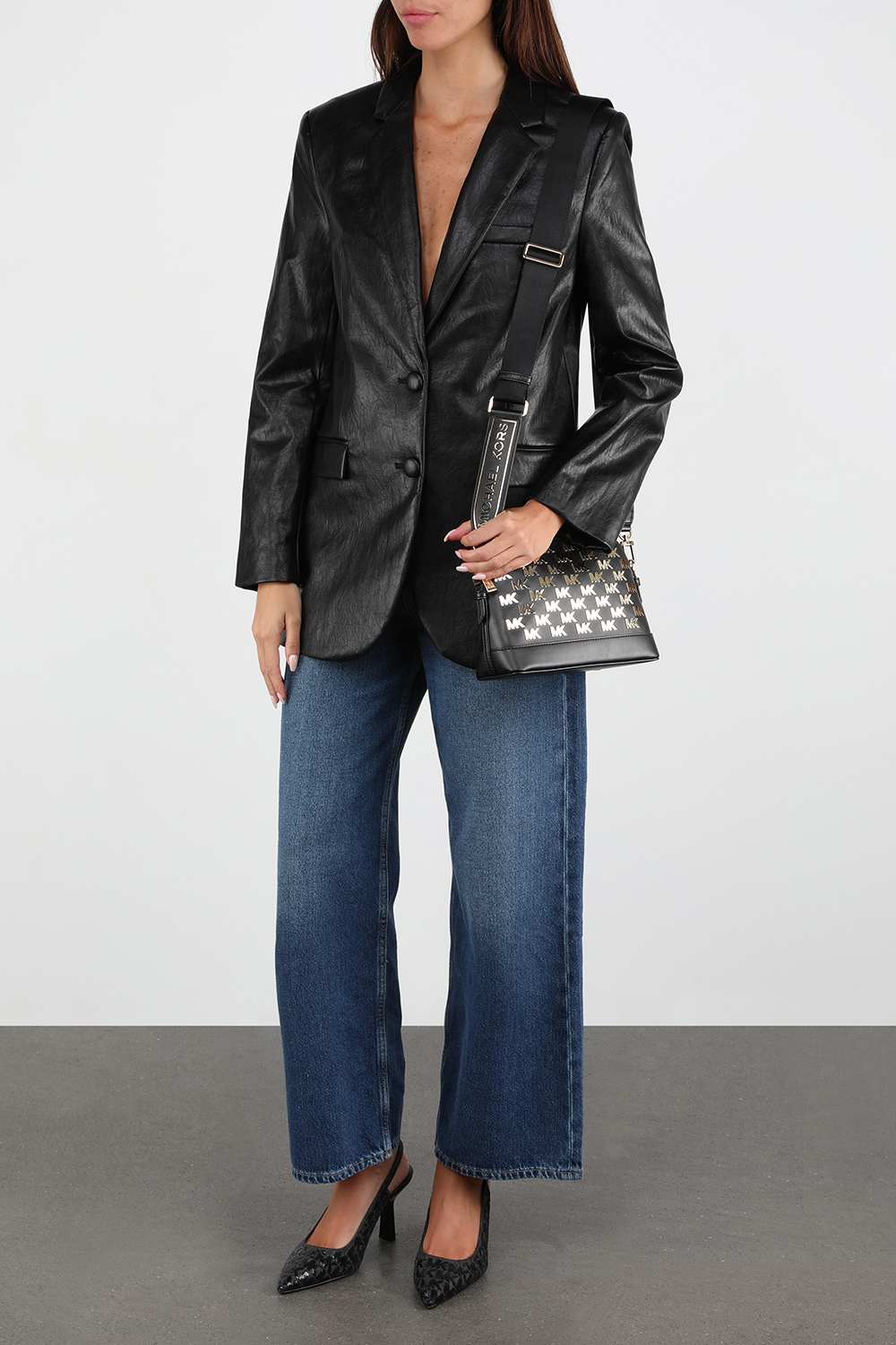 תמונת דוגמן קידמית של תיק קרוס דום בגודל גדול עם דוגמה לוגומאנית מוזהבת