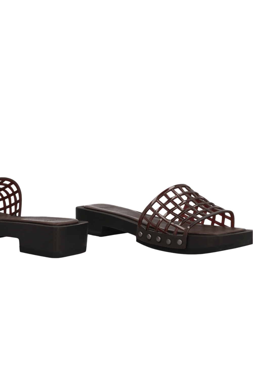 תמונת תקריב של כפכפי עץ