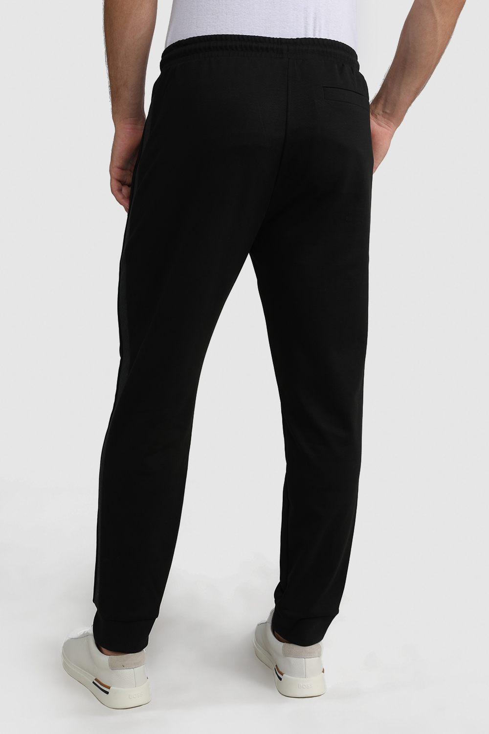 תמונת דוגמן אחורית של מכנסי טרנינג