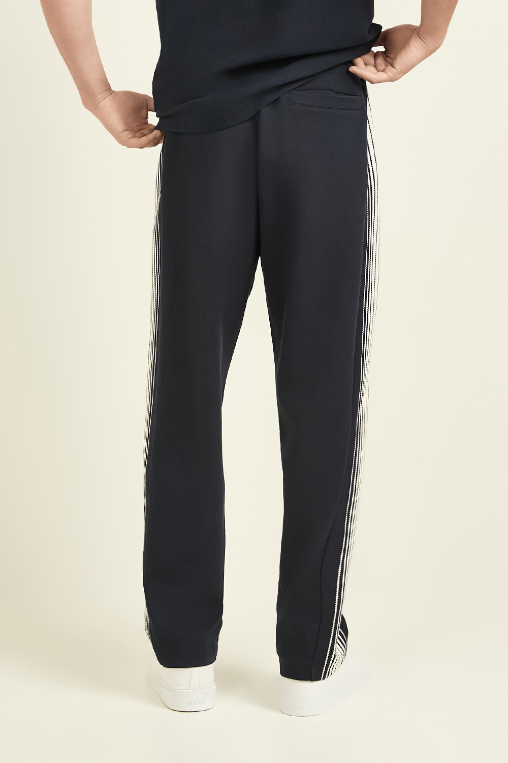 תמונת דוגמן אחורית של מכנסי ג'וג ארוכים