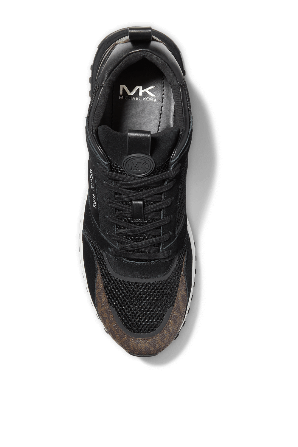 תמונת תקריב של סניקרס תאו מיקסד מדיה