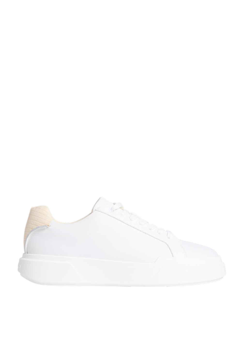 תמונה קידמית של נעלי סניקרס