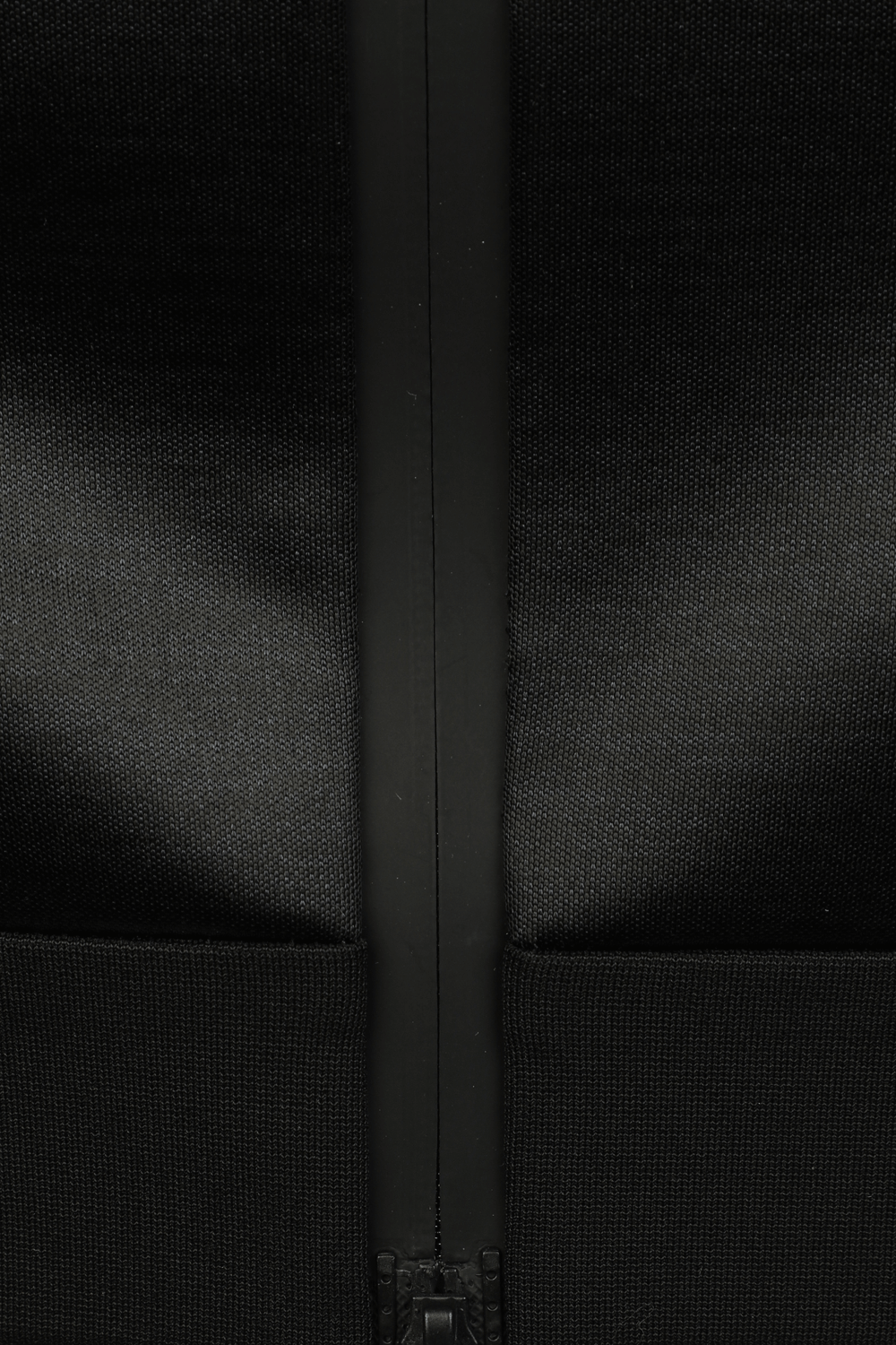 תמונת תקריב של קרדיגן שחור ספורטיבי