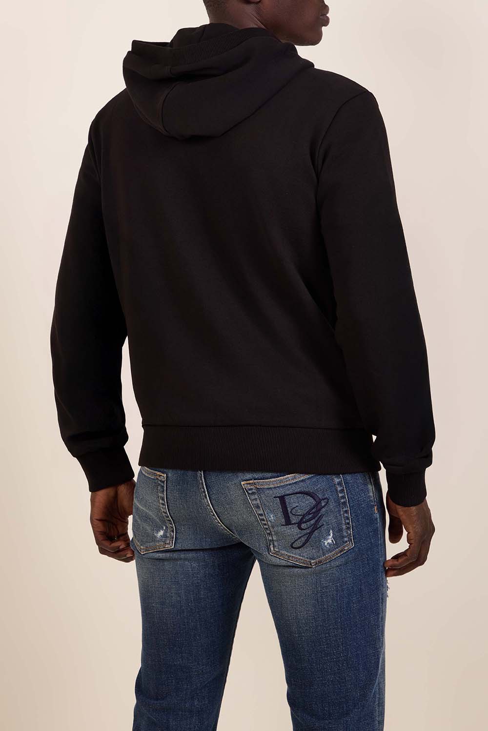 תמונת דוגמן אחורית של סווטשירט קפוצ'ון