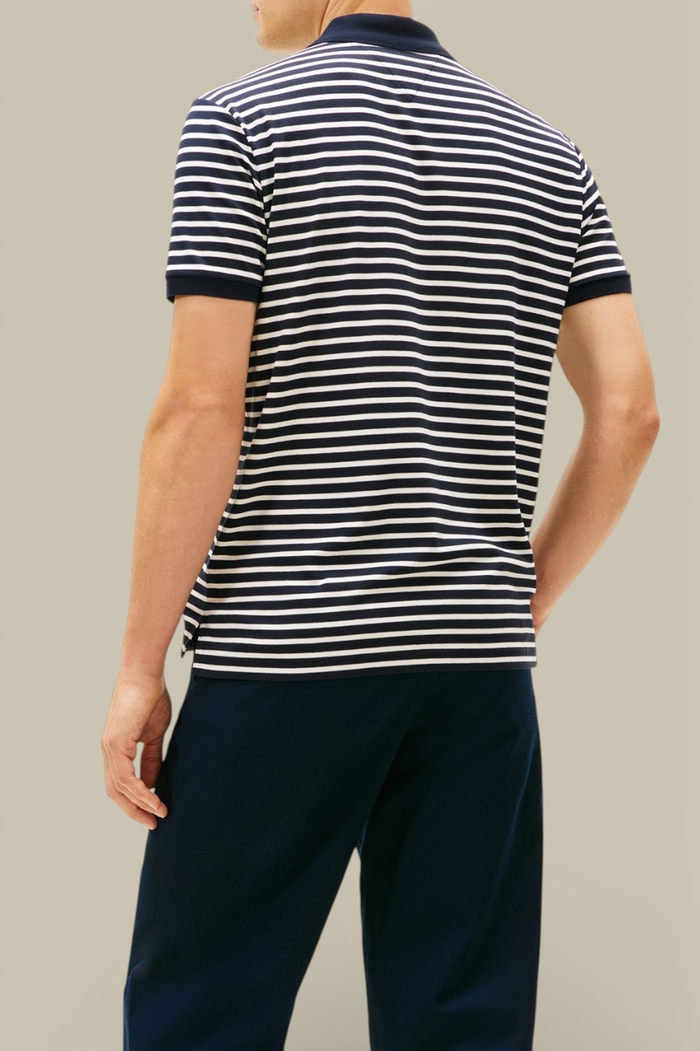 תמונת דוגמן אחורית של חולצת פולו