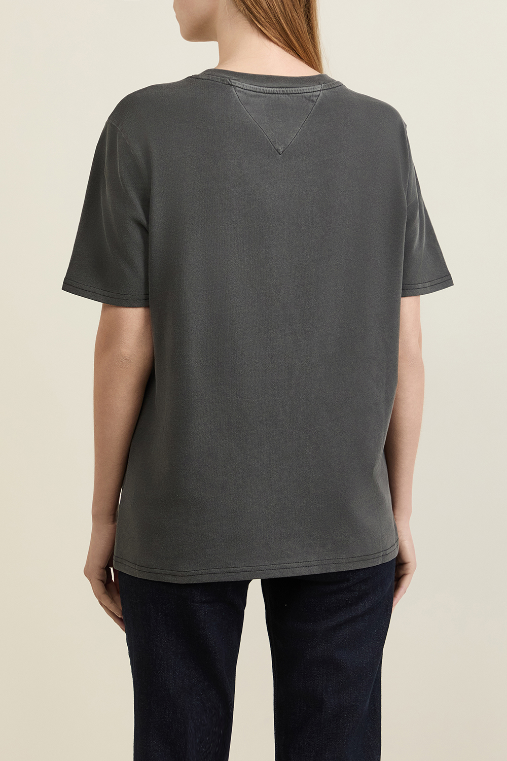 תמונת דוגמן אחורית של חולצת טי