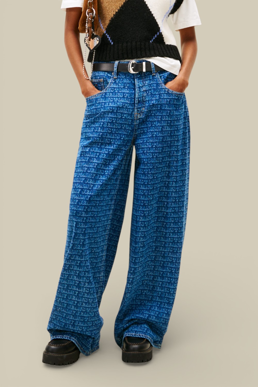 תמונת דוגמן קידמית של ג'ינס בגזרה משוחררת