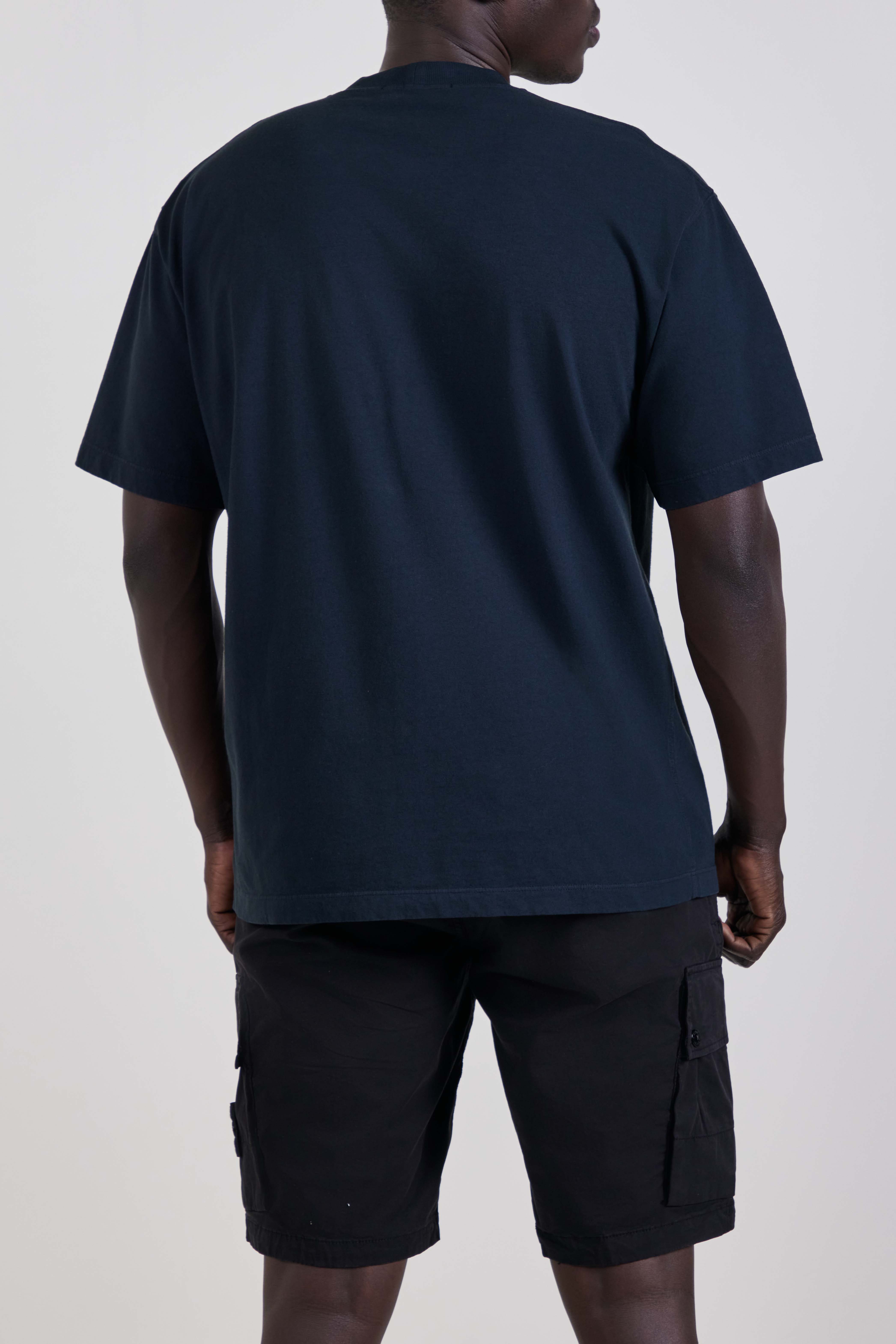 תמונת דוגמן אחורית של חולצת טי בגזרה ישרה