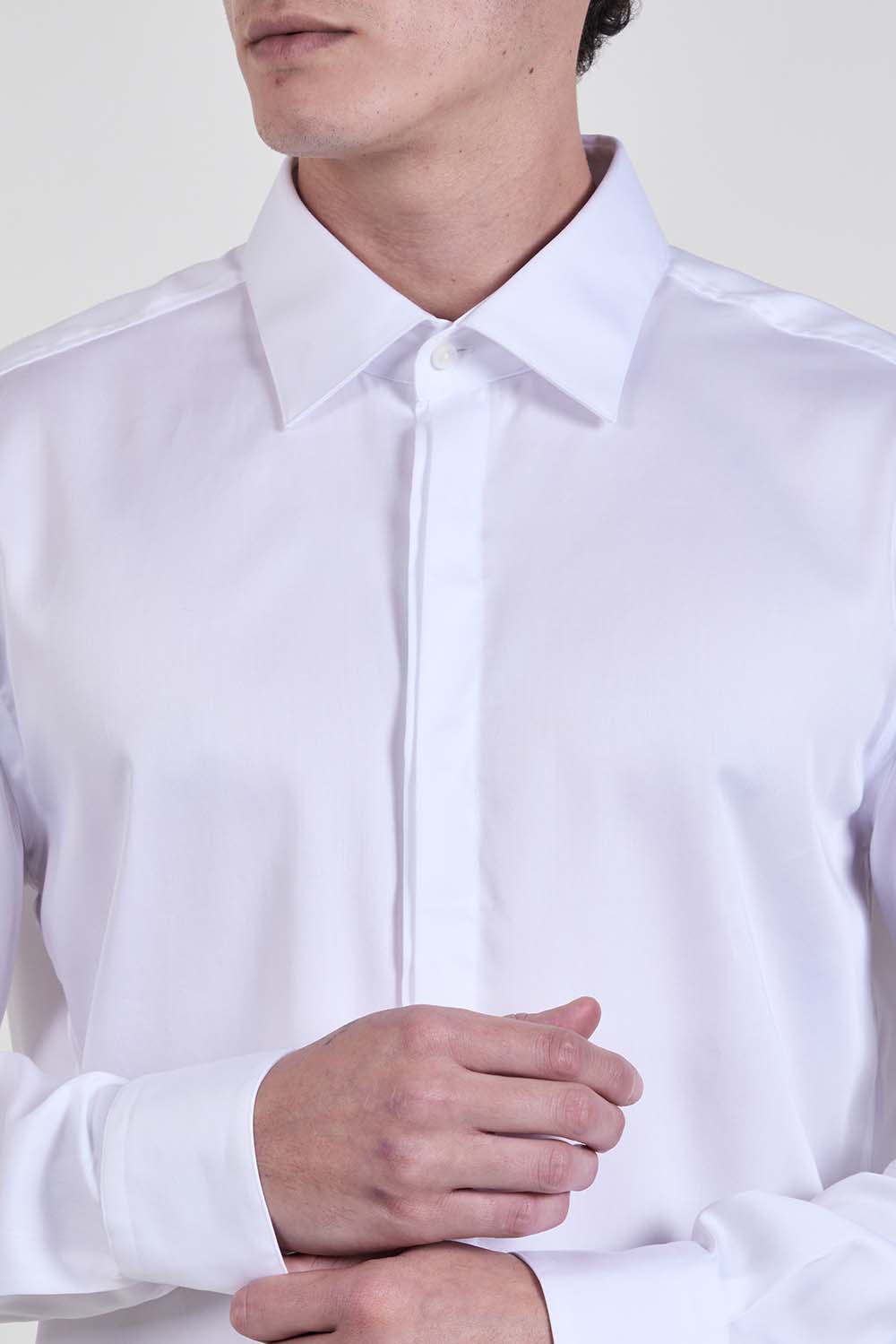 תמונת תקריב דוגמן של חולצה מכופתרת בגזרת סלים