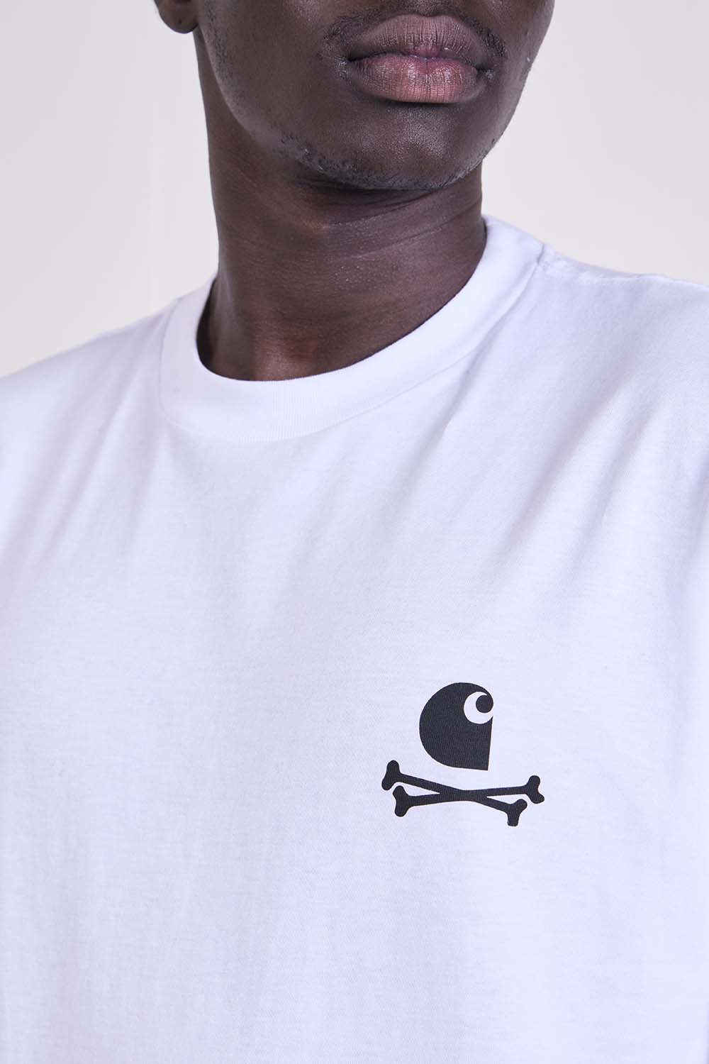 תמונת תקריב דוגמן של חולצת טי בגזרה משוחררת