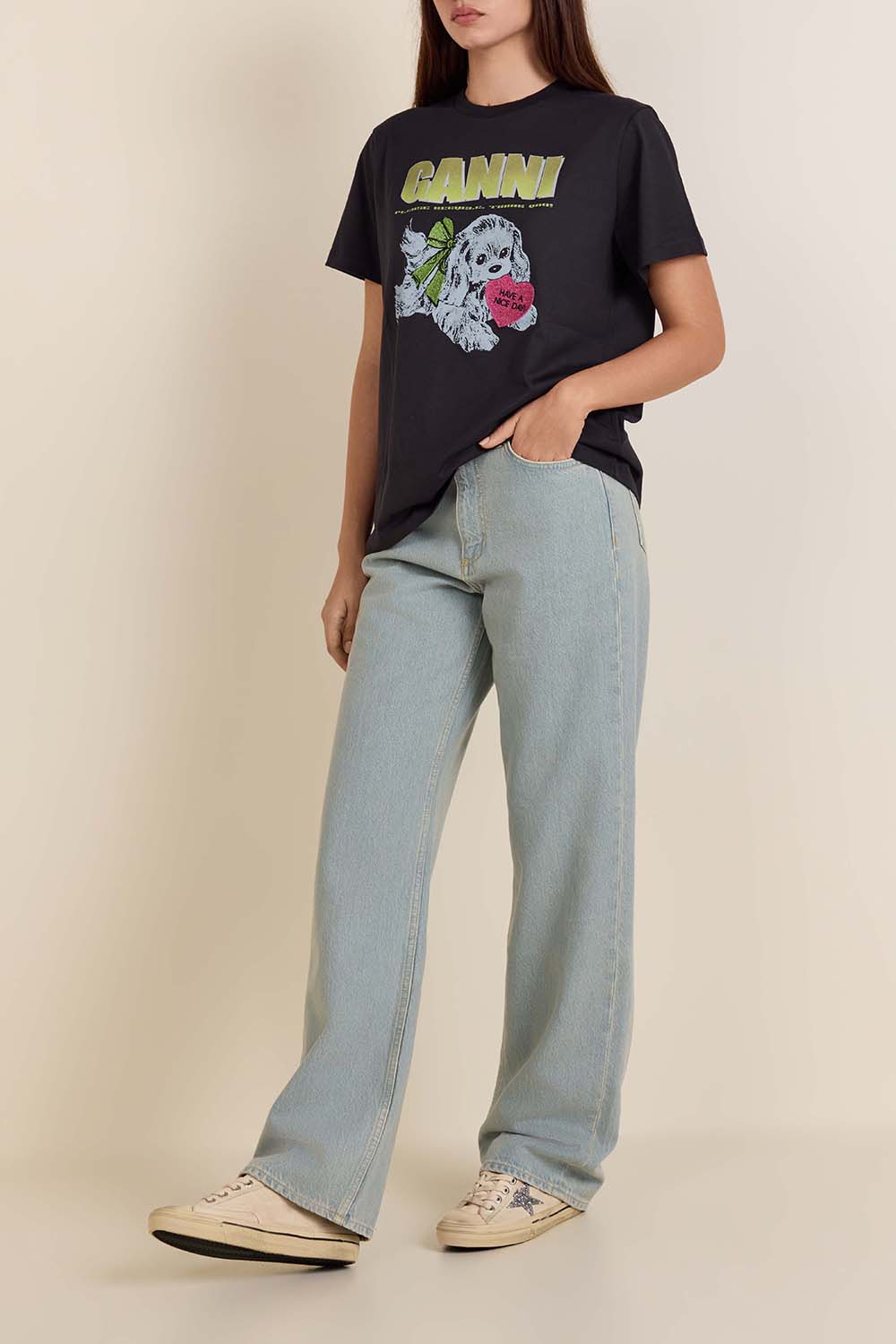 תמונת דוגמן קידמית של נעלי סניקרס וי סטאר