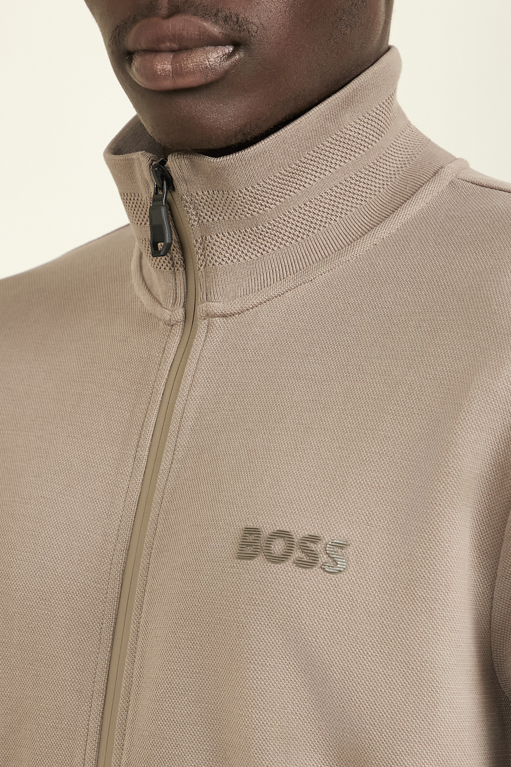 תמונת תקריב דוגמן של סווטשירט עם רוכסן