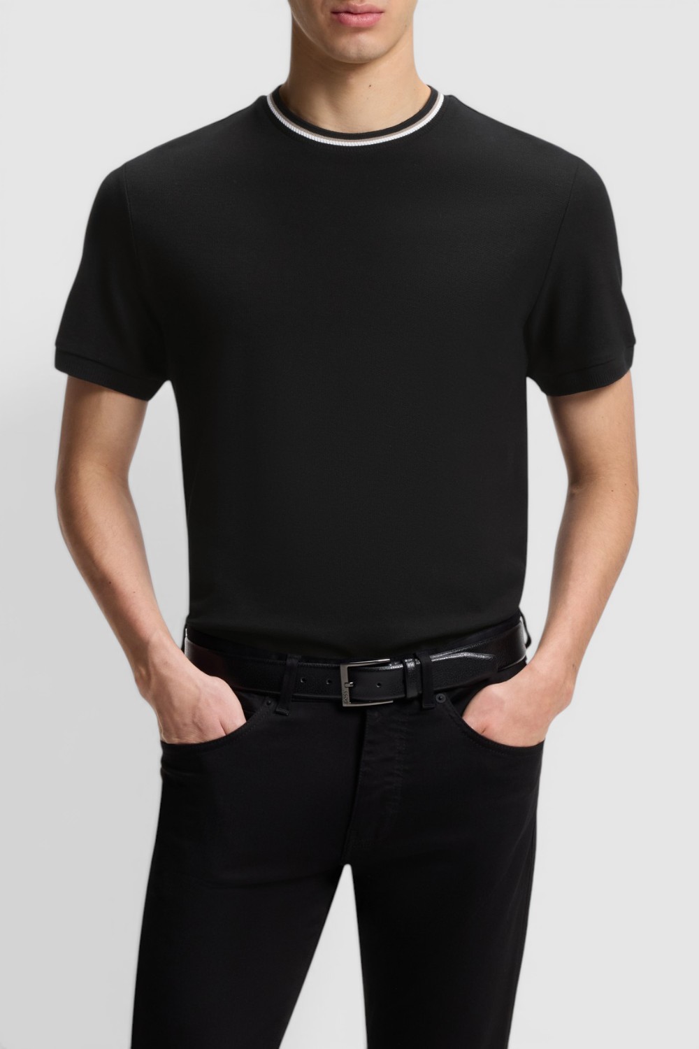 תמונת דוגמן קידמית של חולצת טי בגזרה ישרה