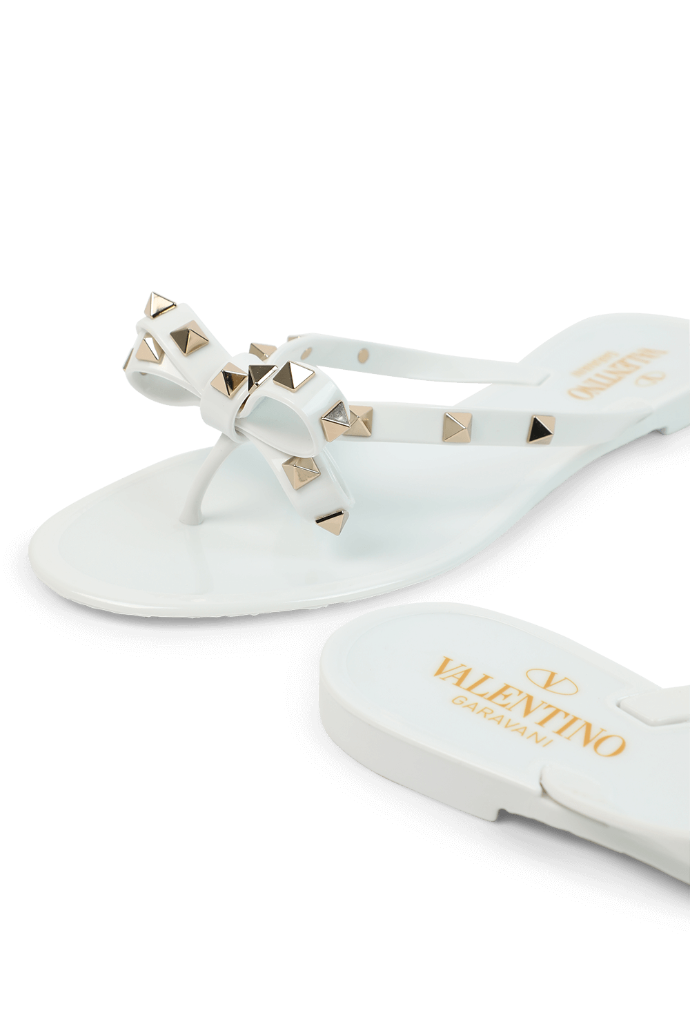 תמונת תקריב של כפכפי גומי עם ניטים