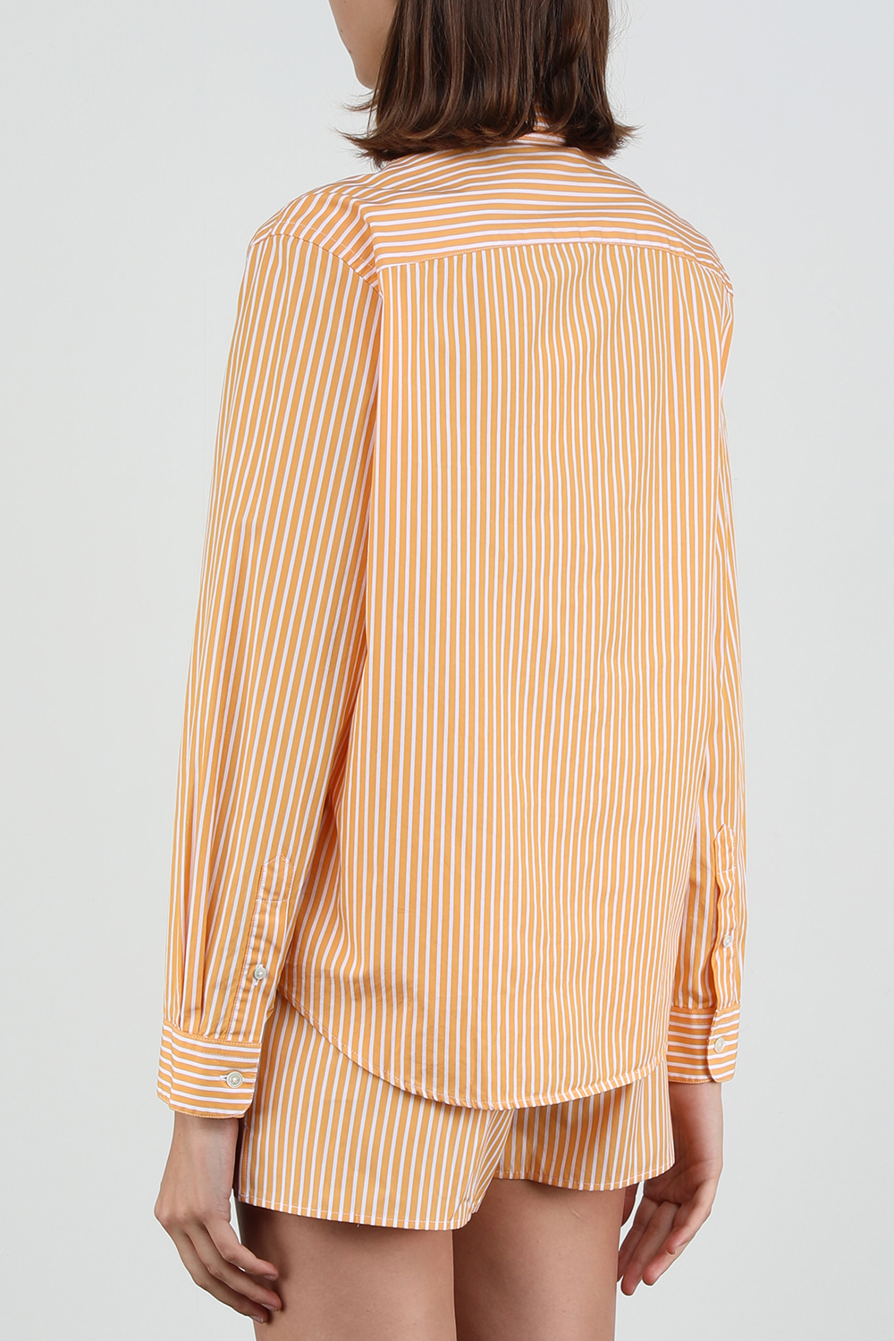 תמונת דוגמן אחורית של חולצה מכופתרת עם הדפס פסים בגווני כתום ולבן