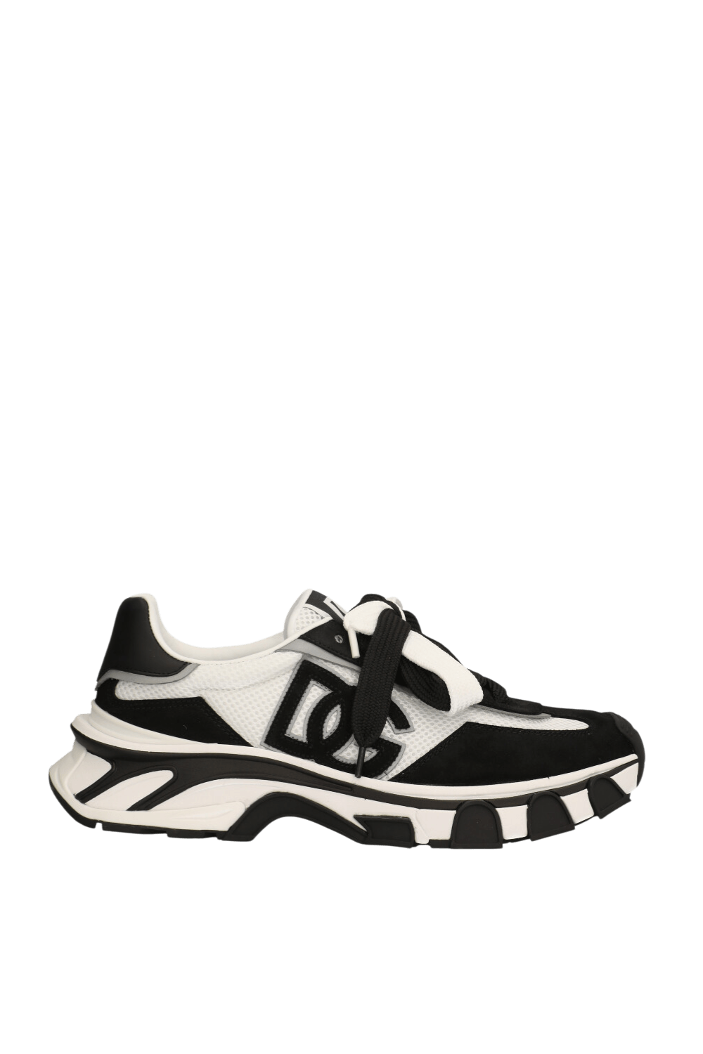 תמונה קידמית של נעלי סניקרס