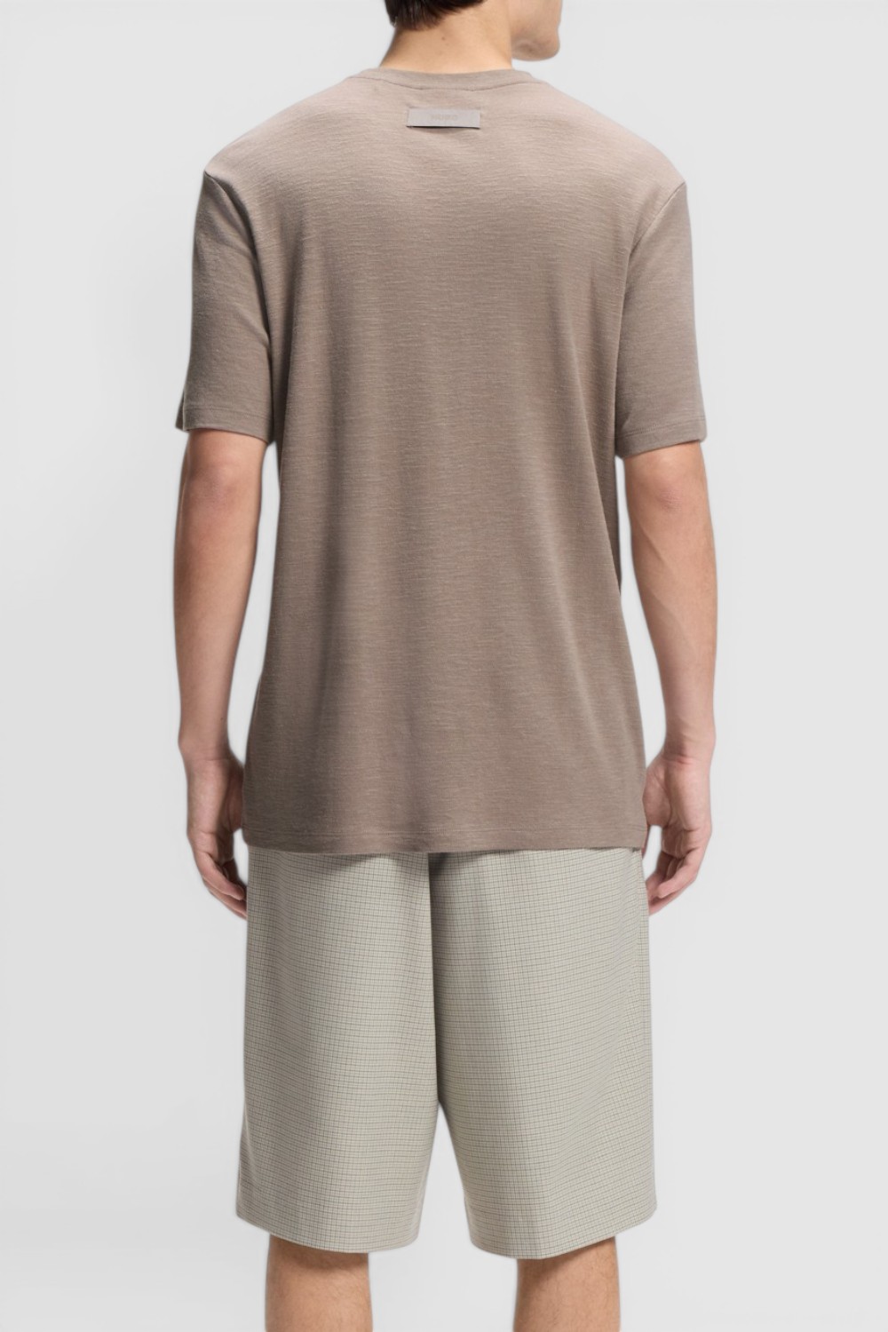 תמונת דוגמן אחורית של חולצת טי בגזרת סלים