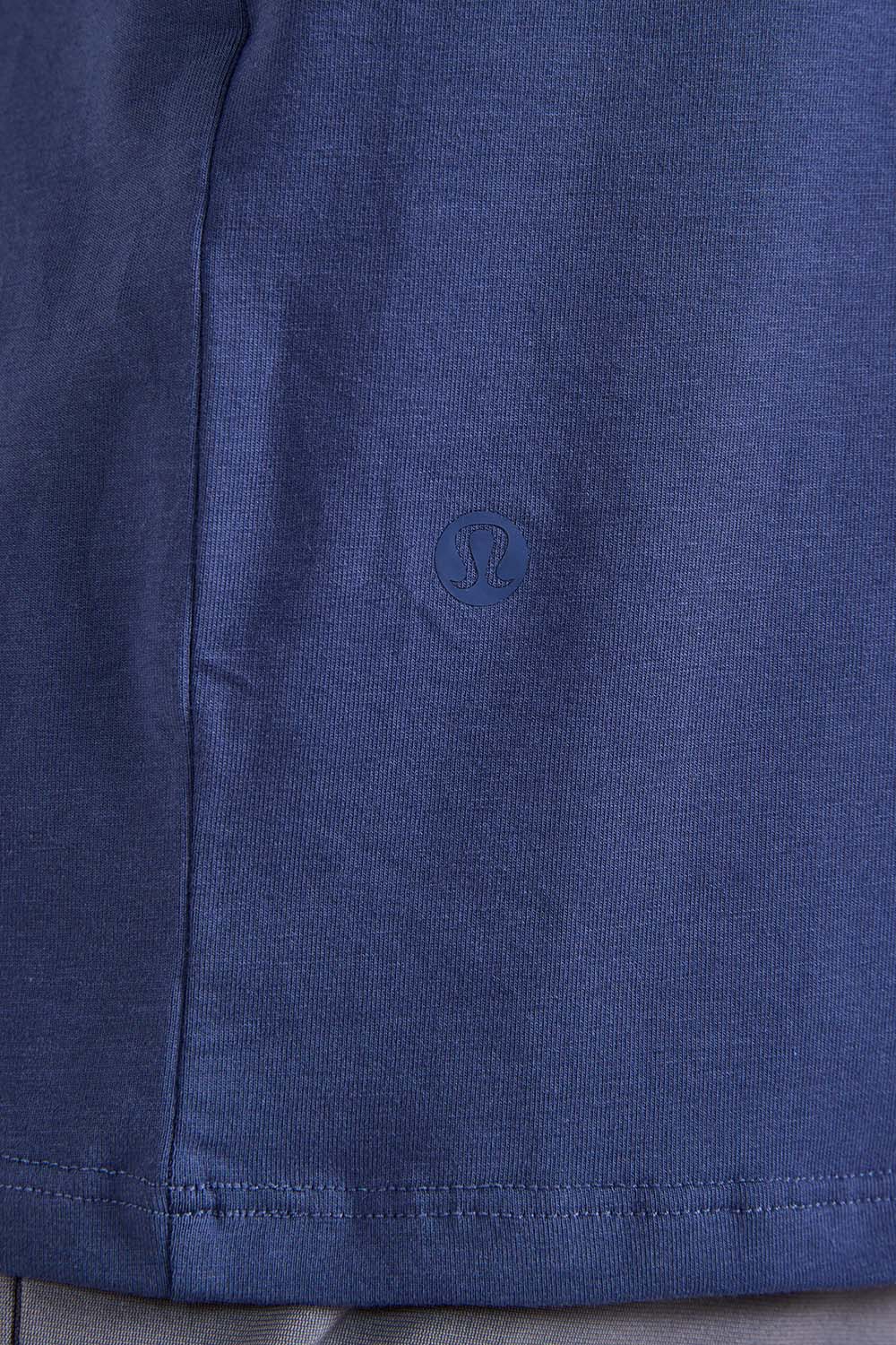 תמונת תקריב דוגמן של Organic Cotton Classic-Fit T-Shirt