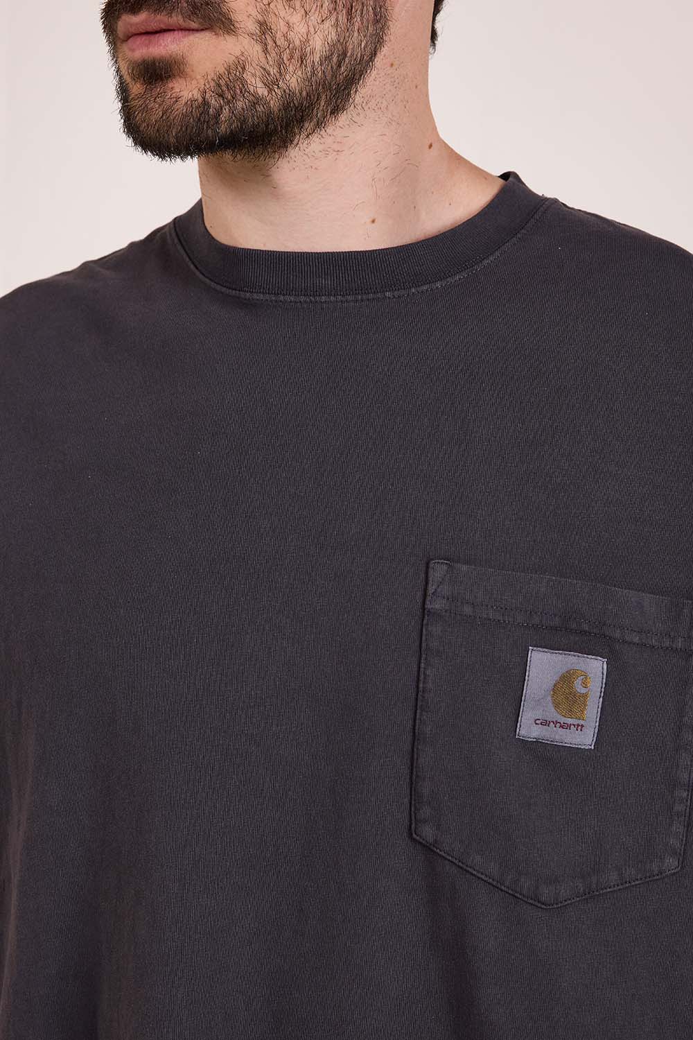 תמונת תקריב דוגמן של חולצת טי בגזרה משוחררת