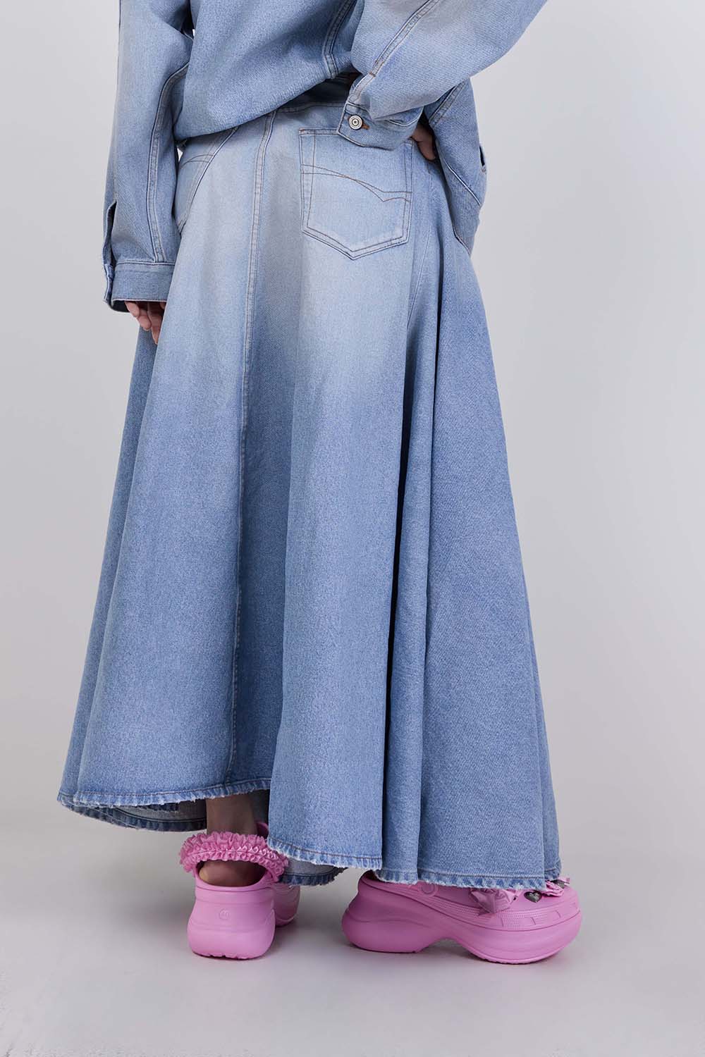 תמונת דוגמן אחורית של חצאית ג'ינס מקסי