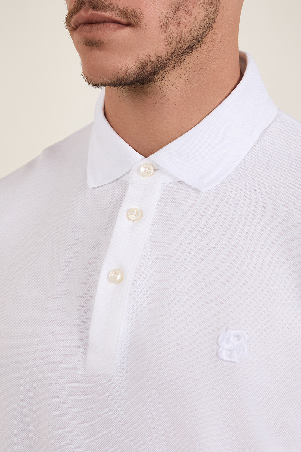 תמונת תקריב דוגמן של חולצת פולו