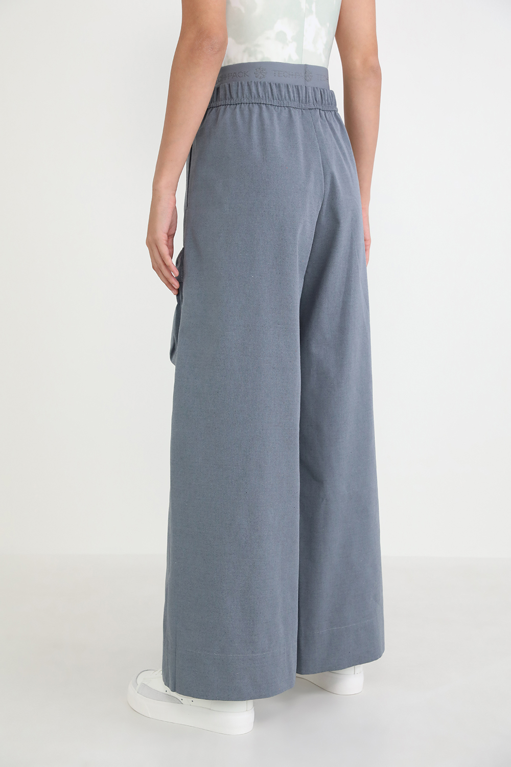 תמונת דוגמן אחורית של מכנסיים ארוכים מתרחבים