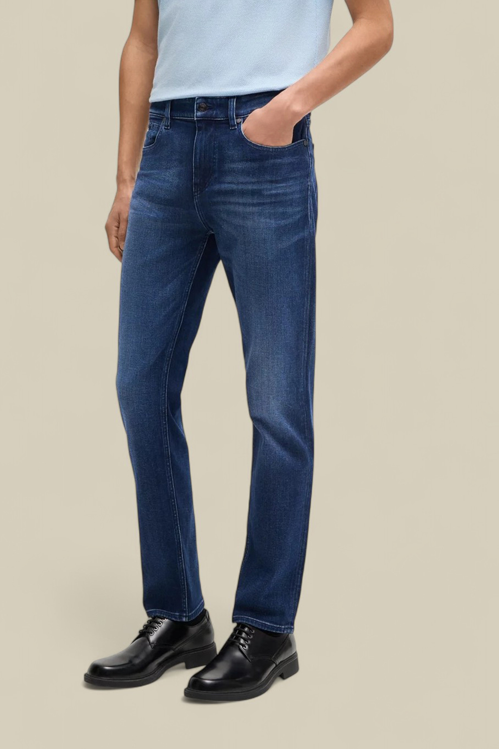 תמונת דוגמן קידמית של מכנסי ג'ינס בגזרת סלים