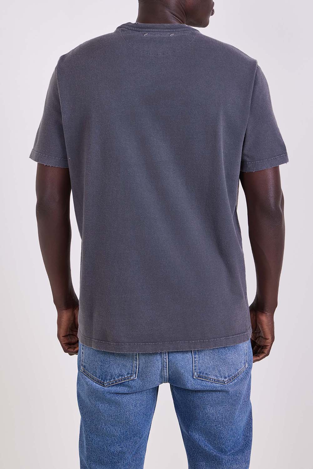 תמונת דוגמן אחורית של חולצת טי