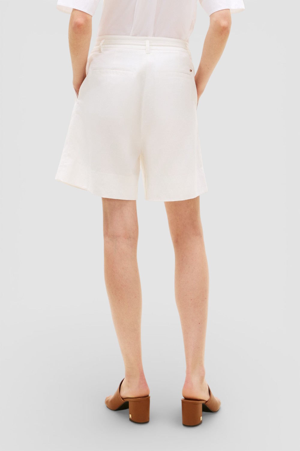 תמונת דוגמן אחורית של מכנסי ברמודה