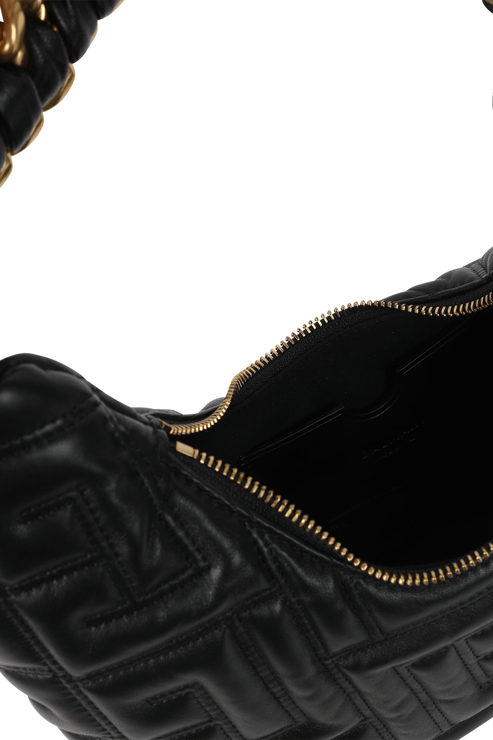 תמונת פנים של תיק כתף קטן כרית הובו מונוגרמית בגוון שחור