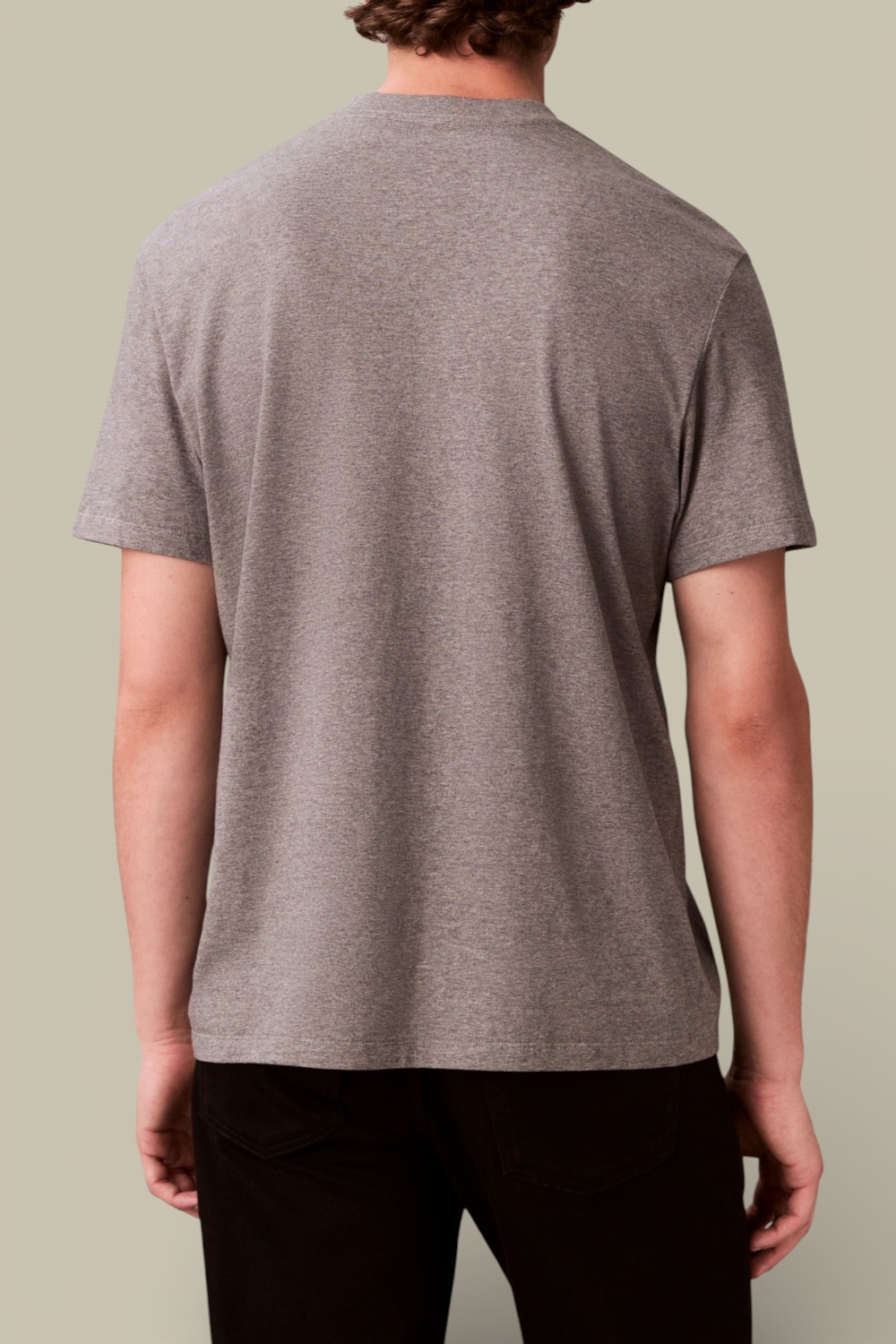 תמונת דוגמן אחורית של חולצת טי