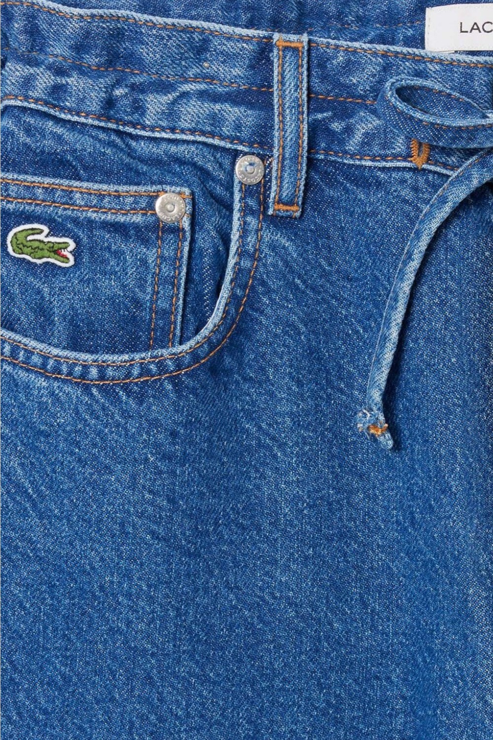 תמונת תקריב דוגמן של מכנסי ג'ינס בגזרה רחבה