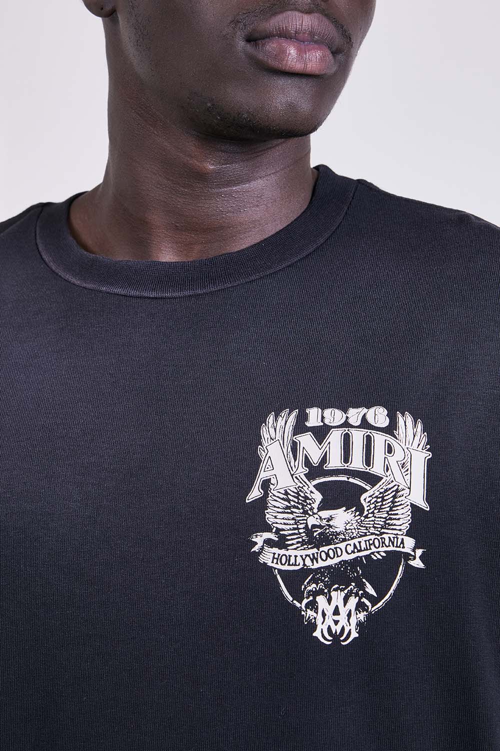 תמונת תקריב דוגמן של חולצת טי בגזרה משוחררת