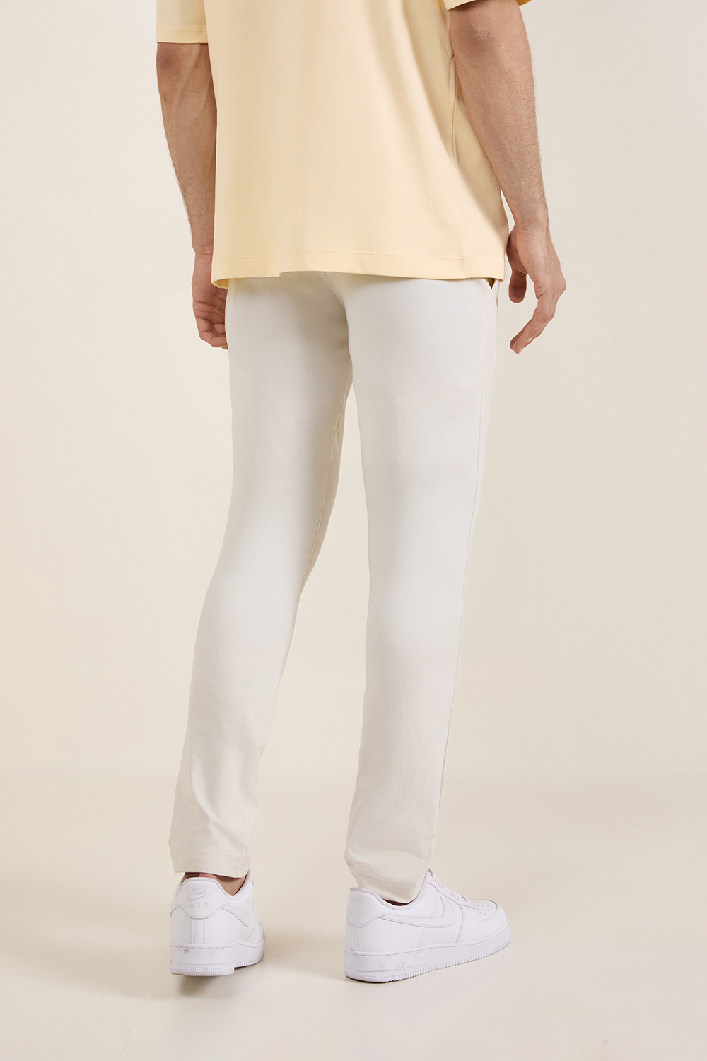תמונת דוגמן אחורית של ABC Slim-Fit Trouser 32''L *VersaTwill