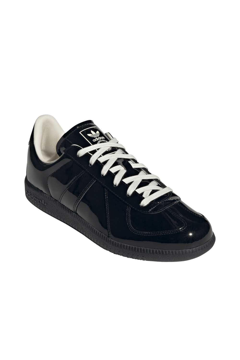 תמונת תקריב של נעלי סניקרס בי דבליו ארמי