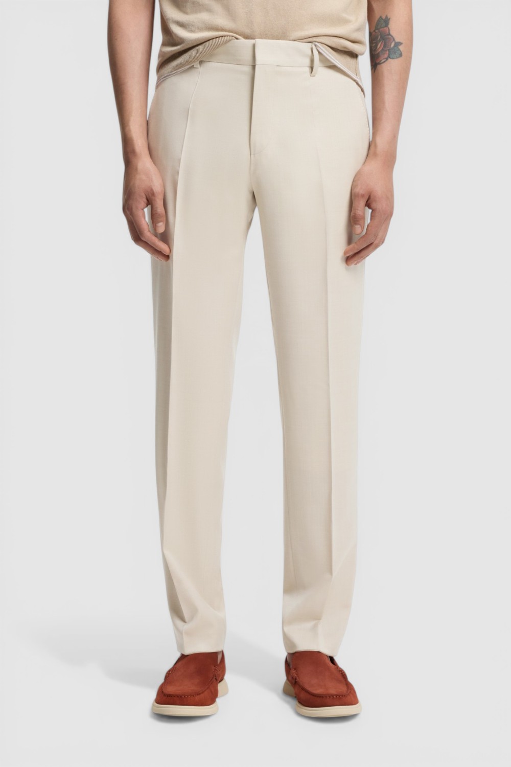 תמונת דוגמן קידמית של מכנסיים מחויטים