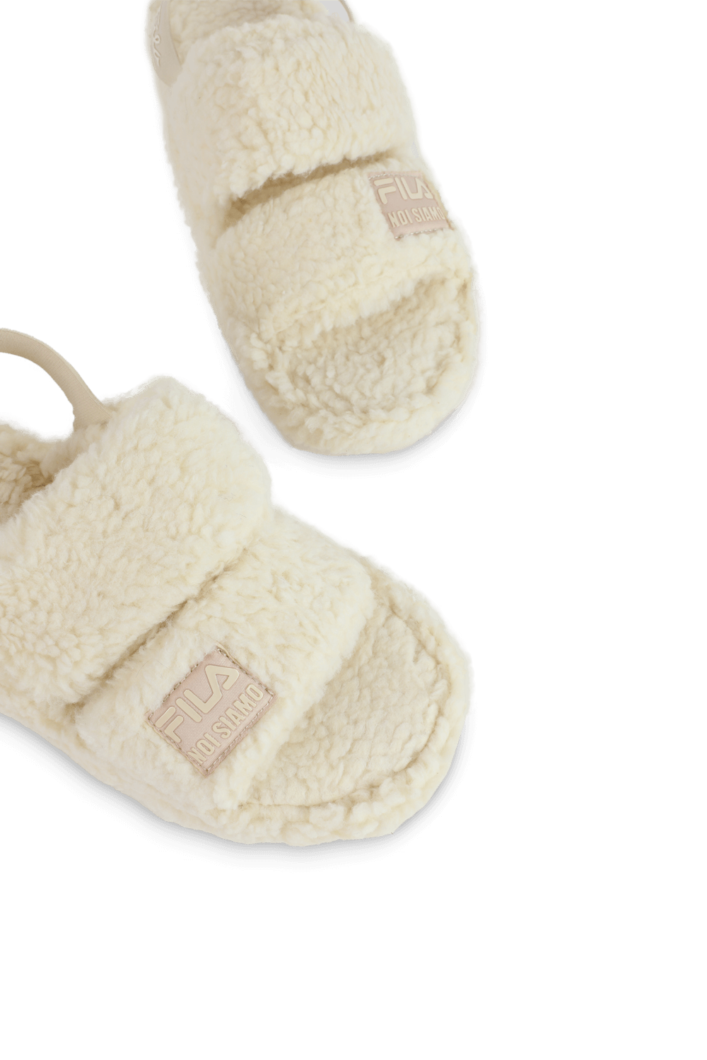 תמונת תקריב של סנדלים דמוי פרווה בגוון לבן