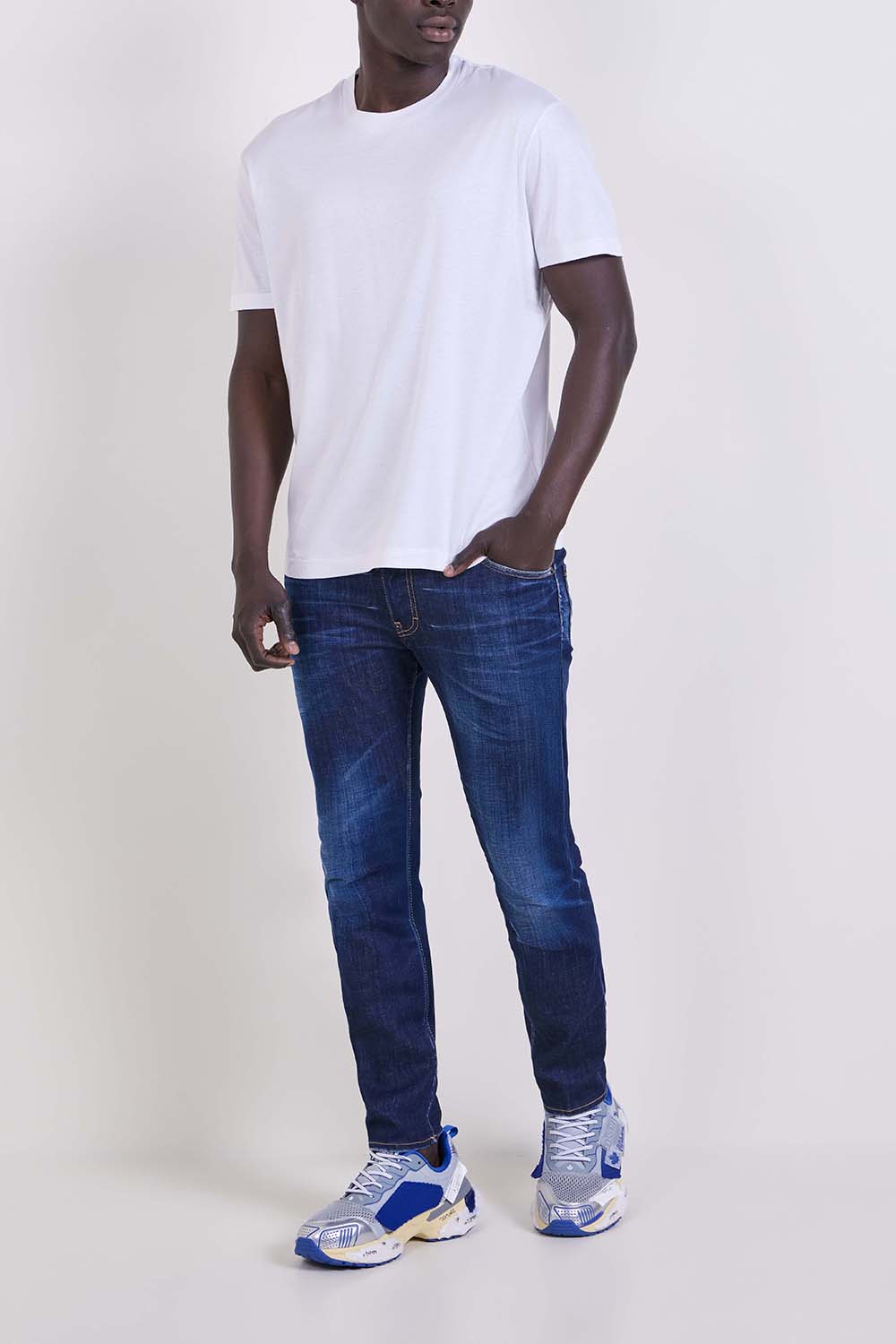 תמונת דוגמן קידמית של נעלי סניקרס פסטר