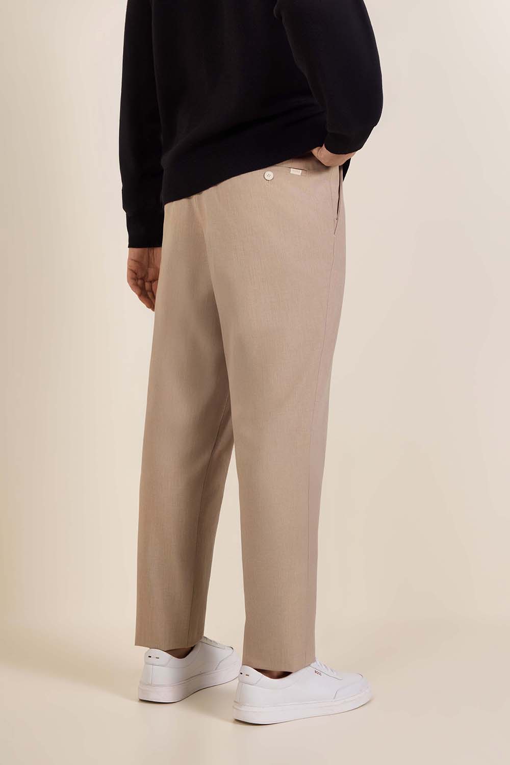 תמונת דוגמן אחורית של מכנסיים מחויטים בגזרת סלים פיט