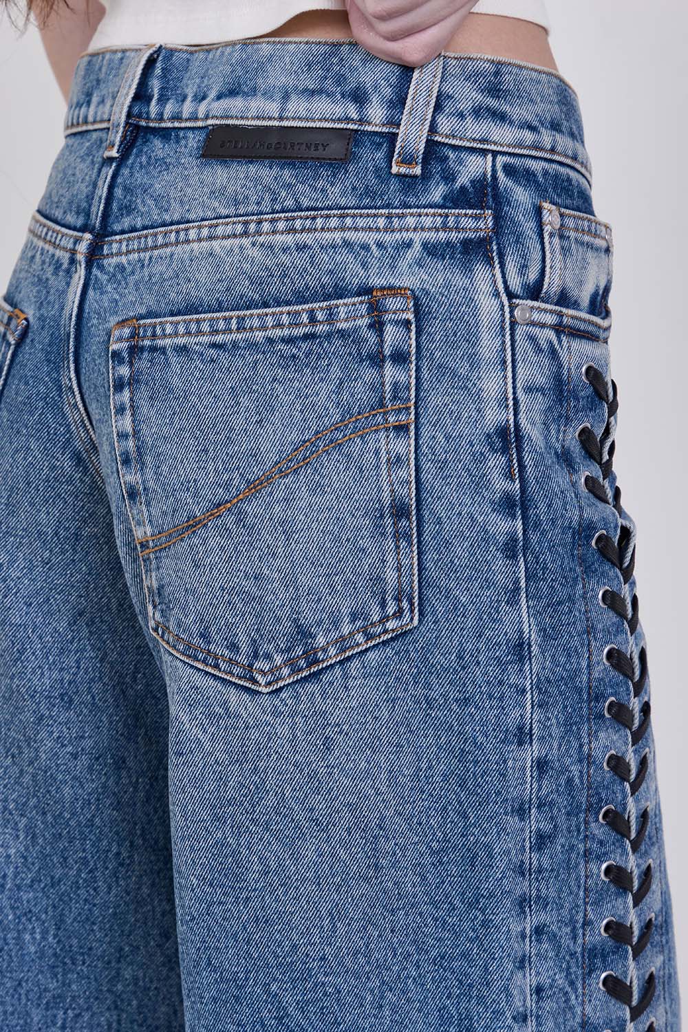 תמונת תקריב דוגמן של ג'ינס בגזרה רחבה