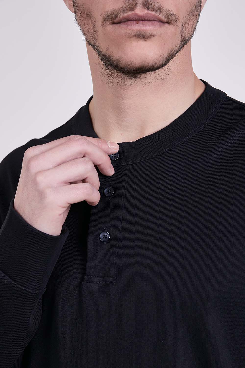 תמונת תקריב דוגמן של חולצת טי שרוול ארוך