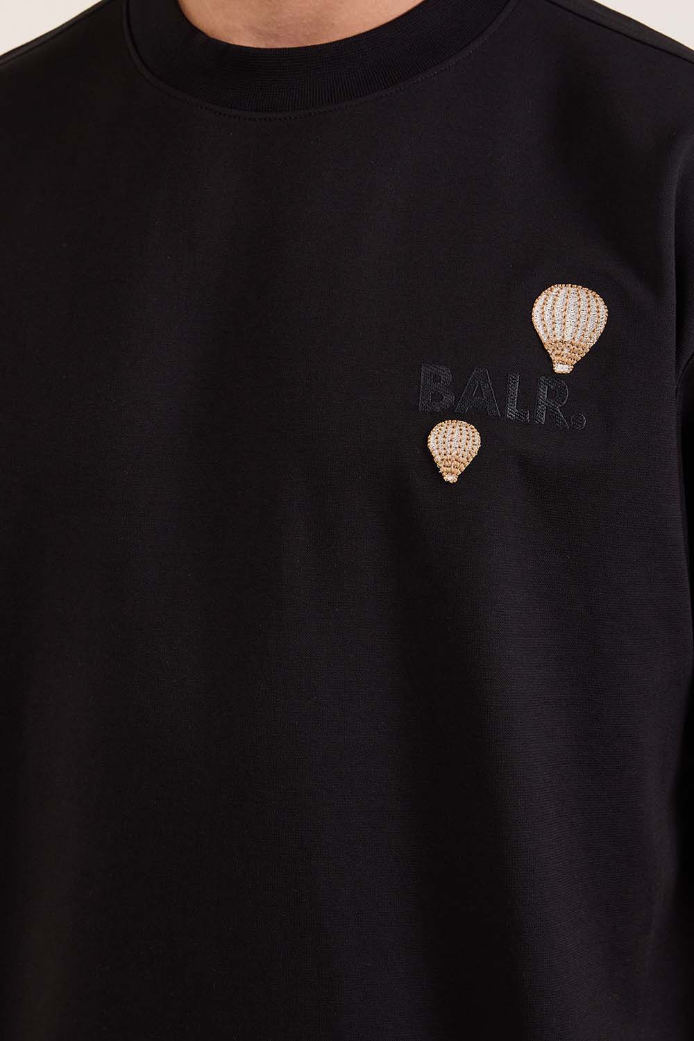 תמונת תקריב דוגמן של חולצת טי אוברסייז