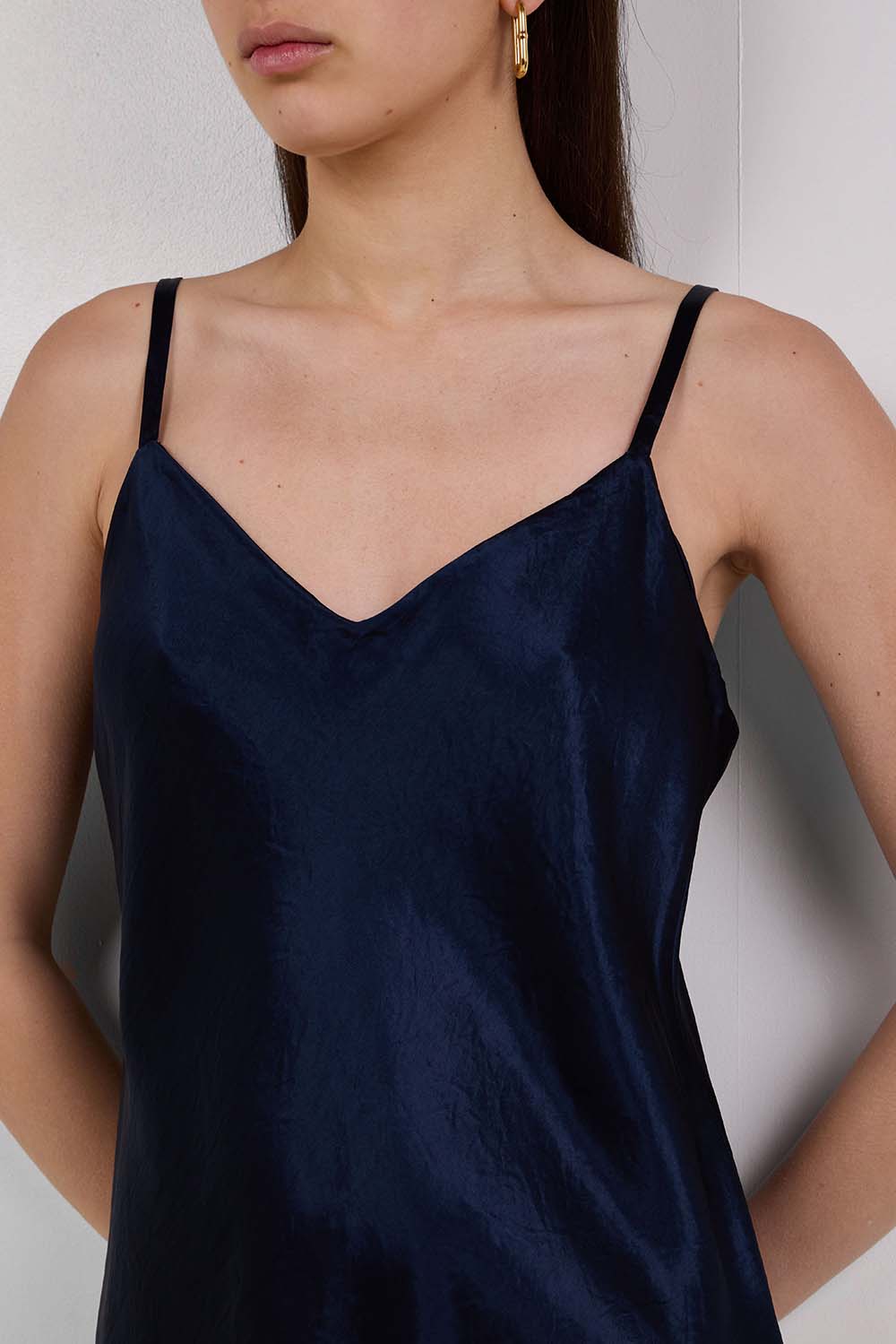 תמונת תקריב דוגמן של שמלת מקסי סאטן