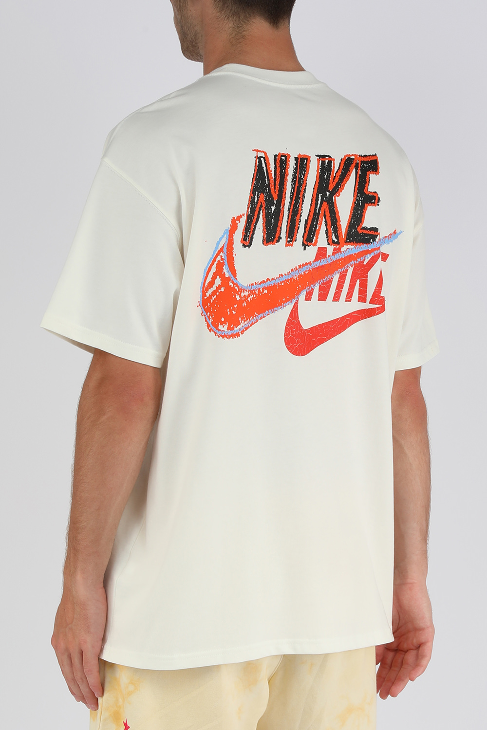 תמונת דוגמן אחורית של חולצת טי לבנה עם פרינט ג'אסט דו איט