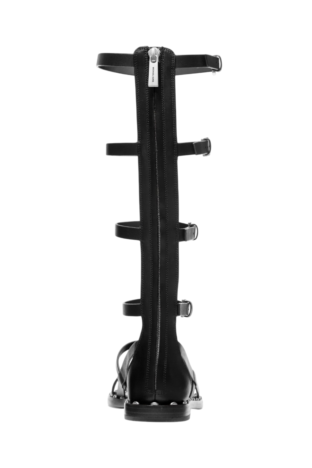 תמונת תקריב של סנדלים