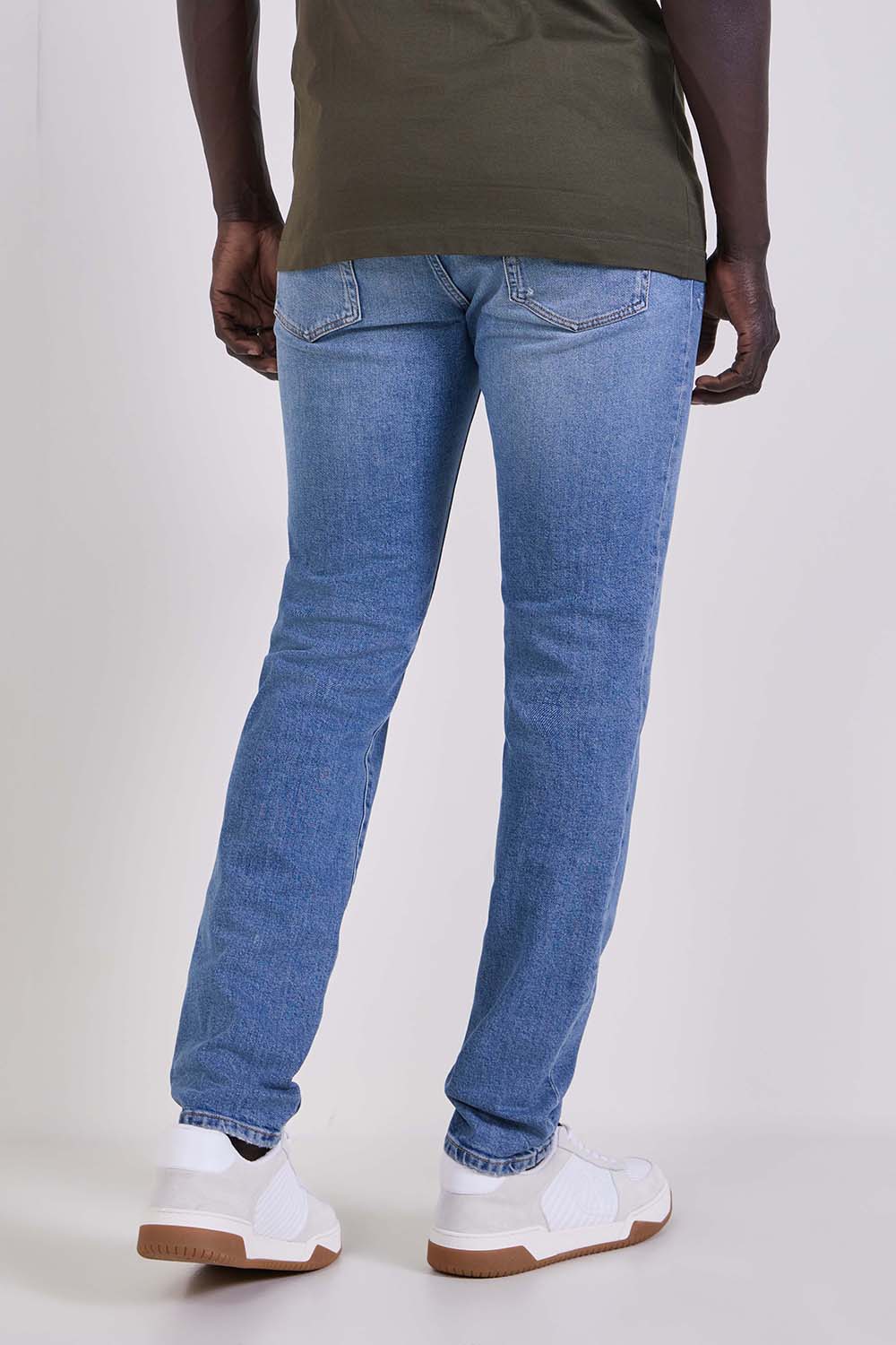 תמונת דוגמן אחורית של מכנסי ג'ינס בגזרת סקיני