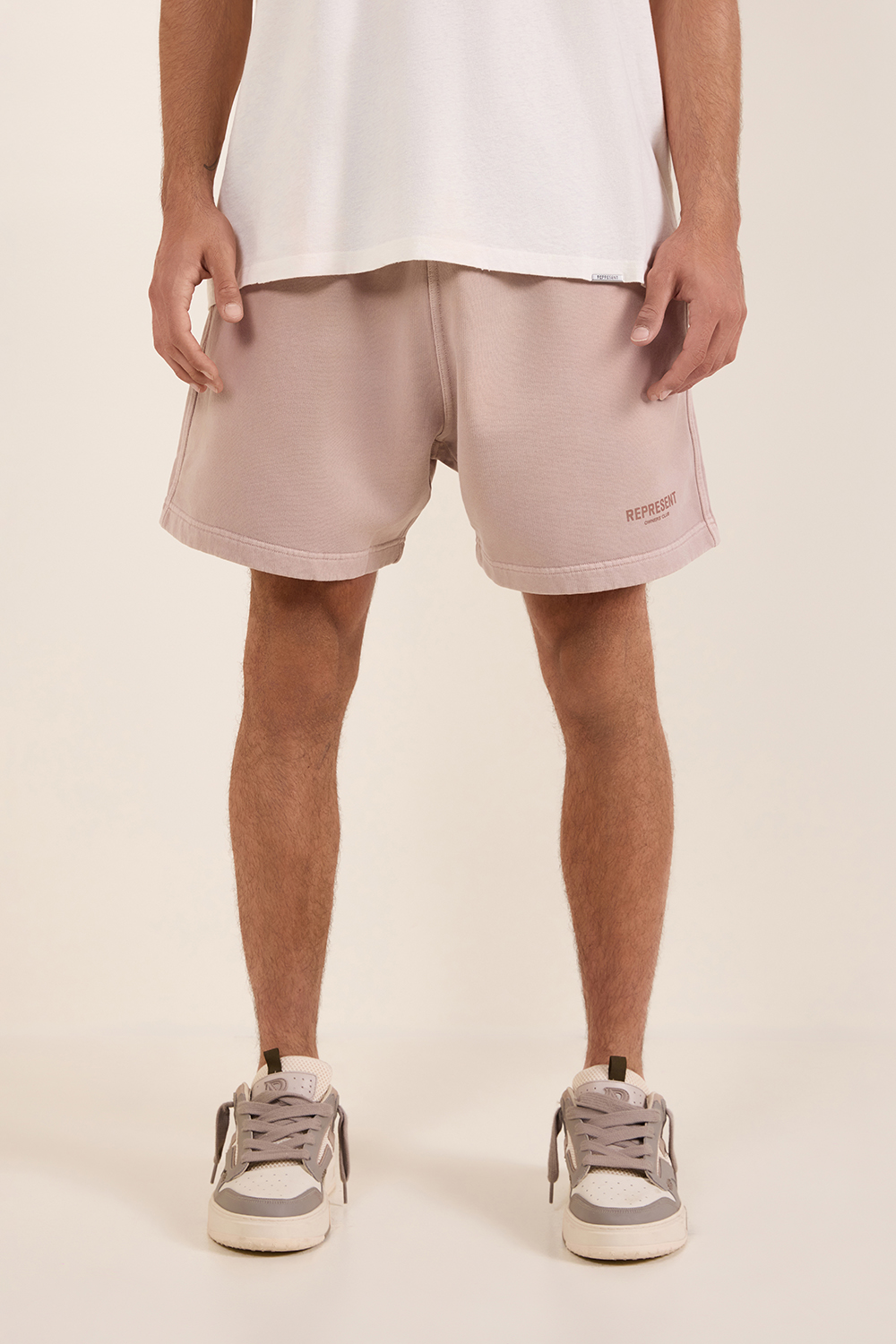 תמונת דוגמן קידמית של מכנסיים קצרים